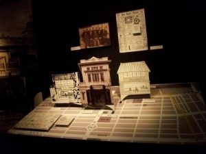 11月21日から12月30日までミキモト本店で開催される「銀座から世界へ、世界からギンザ（GINZA）へ『銀座と共に歩むミキモト』展」に展示される1899年から1906年頃の御木本真珠店の移転の軌跡。左から1899年、1906年（現在の本店地と同じ）、1902年の時の店舗の模型。